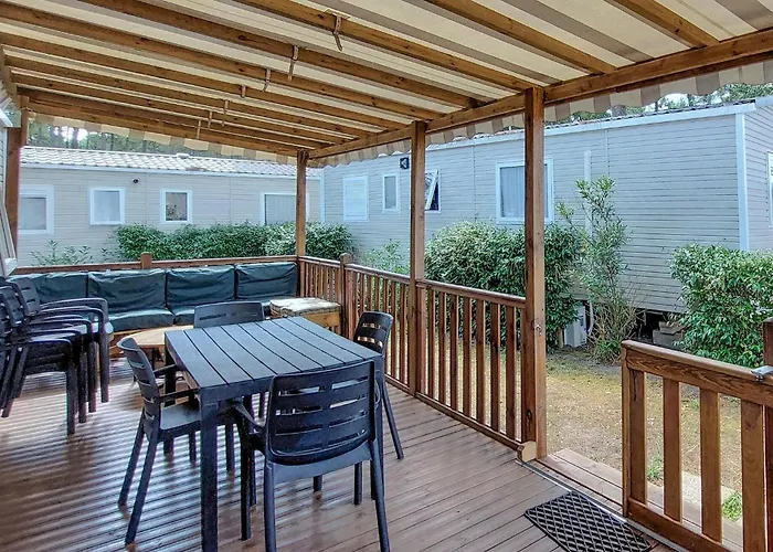 Cozy Stacaravan In Saint-julien-en Born Campsite 3*