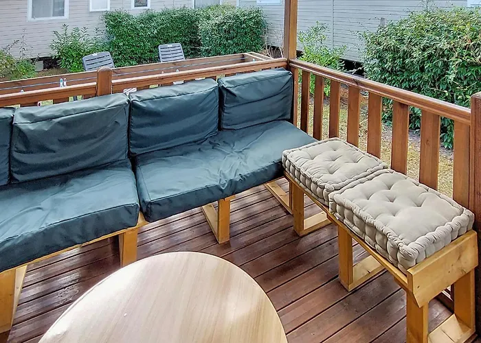 Cozy Stacaravan In Saint-julien-en Born