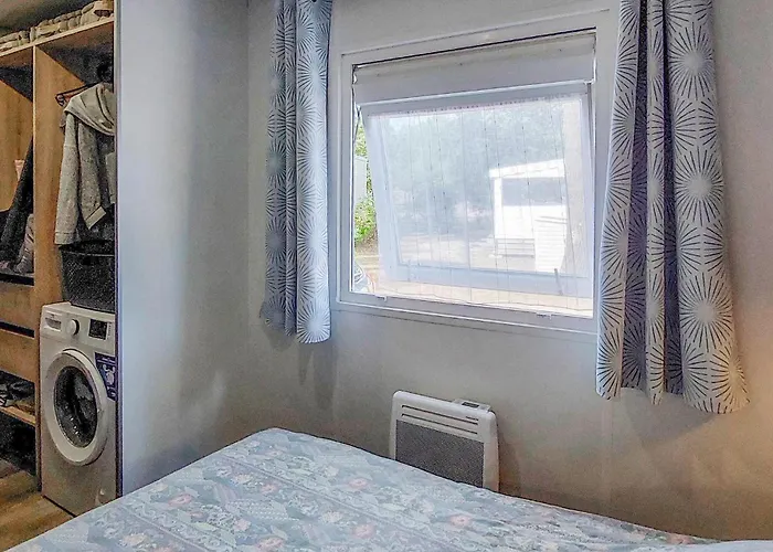 Cozy Stacaravan In Saint-julien-en Born