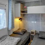 Cozy Stacaravan In Saint-julien-en Born אתר קמפינג